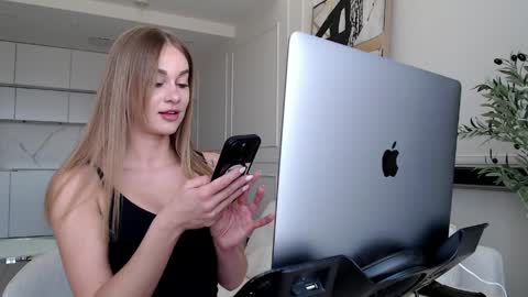 mistressuniverse online show from April 13, 9:13 am