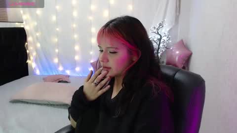 mixie_cute online show from December 18, 12:32 am