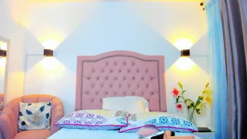 molyrestrepo online show from May 18, 7:53 pm