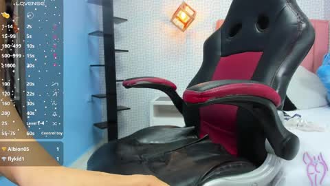 molytaylor2 online show from March 31, 2:56 am