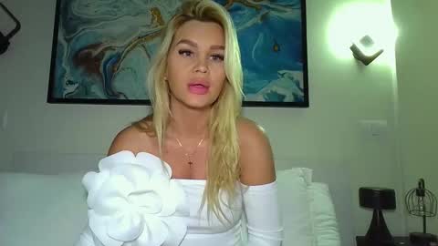 Snapshot of moni_ chatting on January 22, 3:20 am Monica online show from January 22, 3:20 am