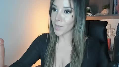 Snapshot of monilee69 chatting on October 29, 7:32 am Monilee online show from October 29, 7:32 am