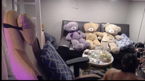 ELYSE A SIMPLE GIRL online show from April 24, 12:40 pm