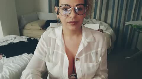 Monse online show from April 15, 7:58 pm