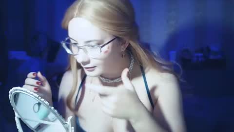 moodiemira online show from September 30, 7:13 pm