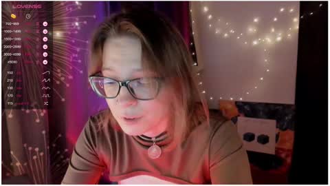 Snapshot of moon__girl chatting on December 6, 11:08 pm Roxy online show from December 6, 11:08 pm