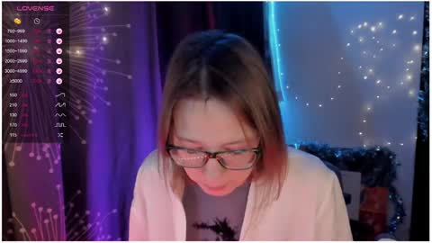 Snapshot of moon__girl chatting on December 8, 11:18 pm Roxy online show from December 8, 11:18 pm