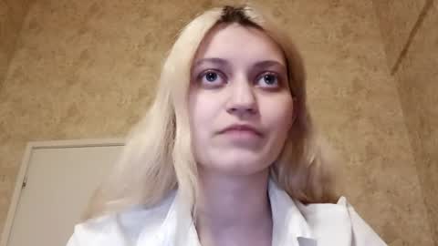 Eva is here now  help me get 50 thumbs up pls  online show from March 28, 6:31 pm