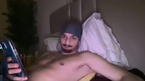 Snapshot of moss127 chatting on February 5, 11:28 pm twennysevv27 online show from February 5, 11:28 pm