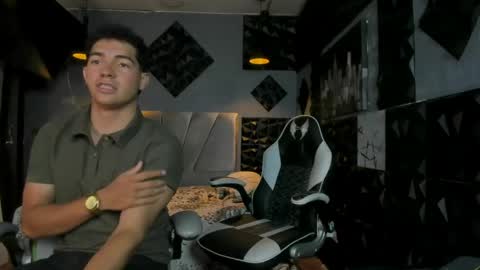 mr_mois online show from May 18, 5:35 am