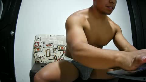 Snapshot of musclealejito chatting on October 22, 2:15 am musclealejito online show from October 22, 2:15 am