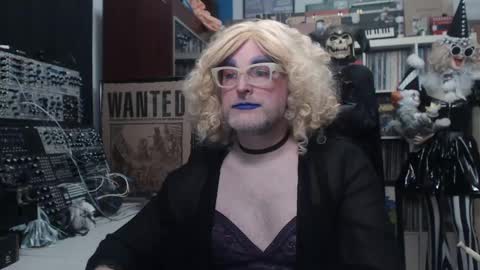 Muziknerd online show from December 11, 5:21 am