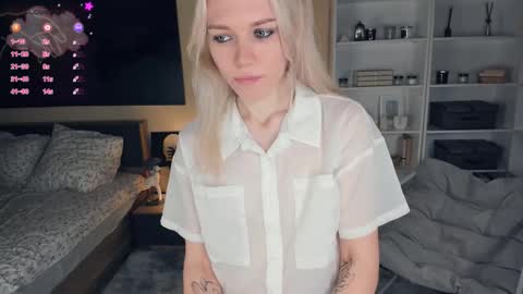 Snapshot of myviolet_rush chatting on October 5, 7:54 pm Olivia or just olive online show from October 5, 7:54 pm