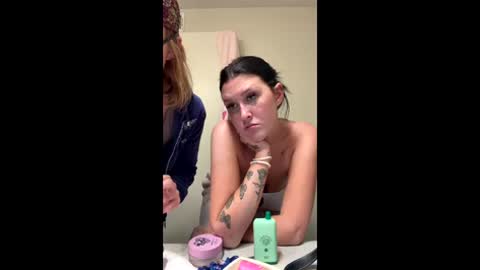 n0rmalgurl online show from June 3, 1:41 am