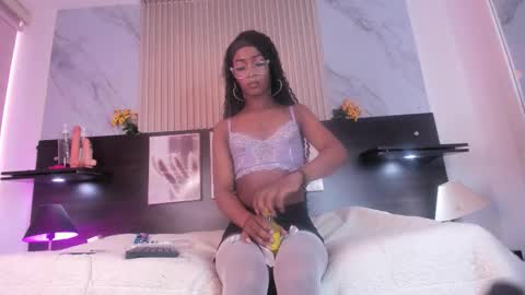 nahomy_james25 online show from November 9, 7:38 pm