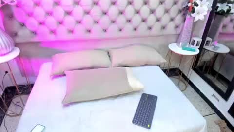 naomiwhitee online show from August 7, 4:11 am