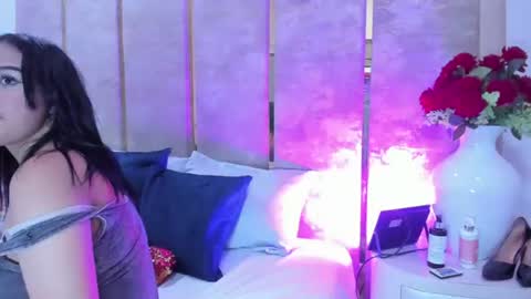 naomiwhitee online show from July 1, 8:50 pm