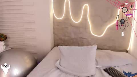 I am Naomy online show from October 23, 7:48 pm