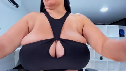 Snapshot of natural_bigboobs chatting on October 22, 7:59 pm Jazmin Bigboobs online show from October 22, 7:59 pm