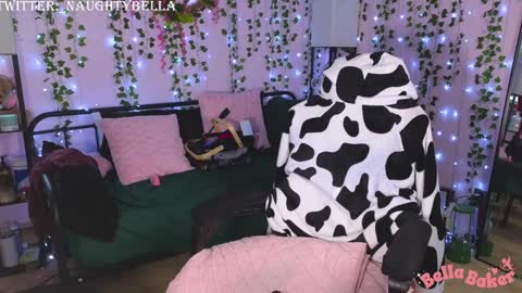Snapshot of naughty_bella99 chatting on January 18, 6:10 pm bella online show from January 18, 6:10 pm