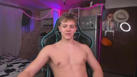 Snapshot of naughty_nik43 chatting on December 7, 6:10 pm Nik online show from December 7, 6:10 pm