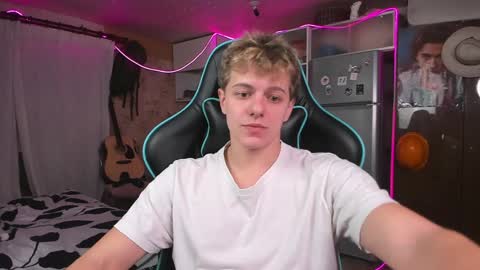 Snapshot of naughty_nik43 chatting on December 8, 1:36 pm Nik online show from December 8, 1:36 pm