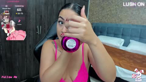 neith_xue online show from December 17, 11:39 am