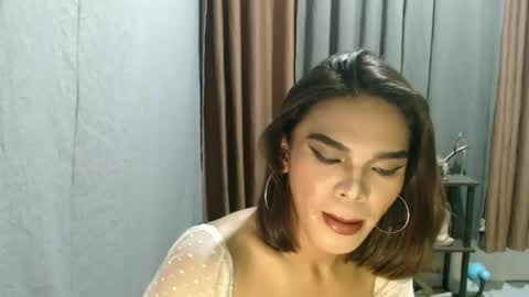 neomi online show from May 11, 3:40 pm