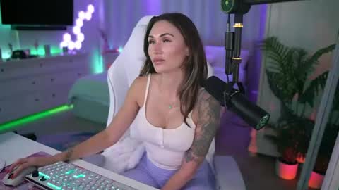 Sasha West online show from November 11, 10:45 pm