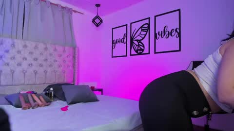 nicolee millerr online show from April 25, 1:02 pm