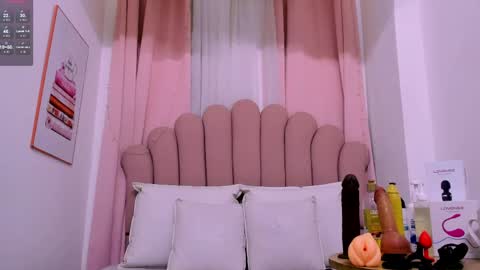 nicolemadrird online show from April 4, 11:50 am