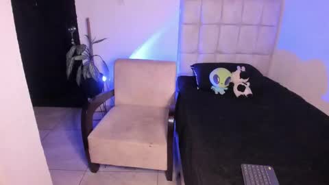 Nicol independent model online show from February 20, 11:40 pm