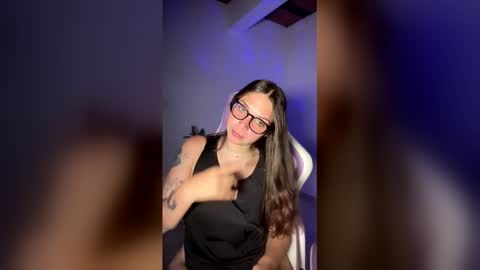 Nicol independent model online show from April 19, 3:13 pm