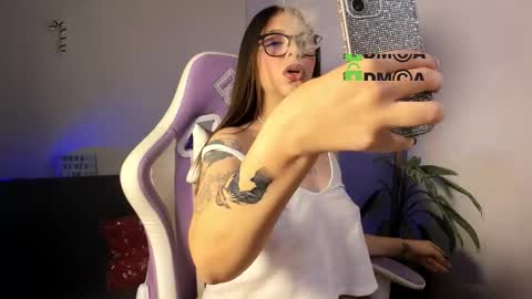 Nicol independent model online show from January 5, 6:11 pm