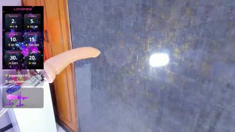 Nicolle online show from February 21, 8:45 pm