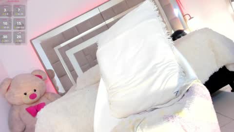 Nicolle online show from May 27, 3:42 pm