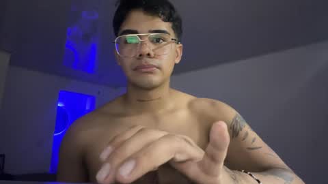 nicvelez22 online show from April 7, 2:57 am