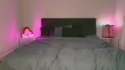 Niinarosee online show from December 11, 7:03 pm