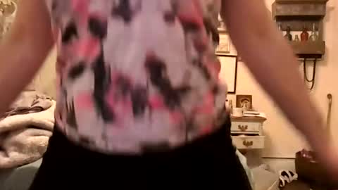 nikki32313 online show from April 20, 6:16 am