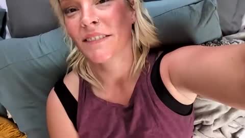 nikki32313 online show from March 25, 7:09 pm