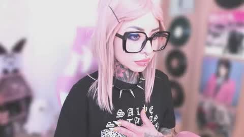 Nikki Ramone   online show from January 9, 5:40 pm