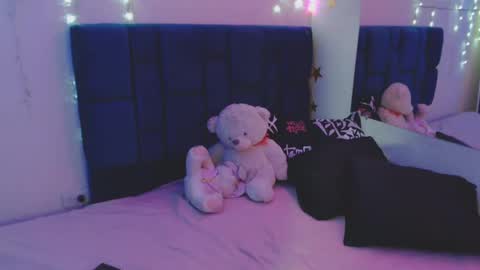 nikolle_huyt online show from September 10, 9:38 pm