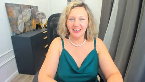 ninastarle online show from April 11, 7:45 am