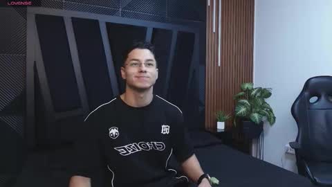 Noah online show from February 1, 3:42 pm