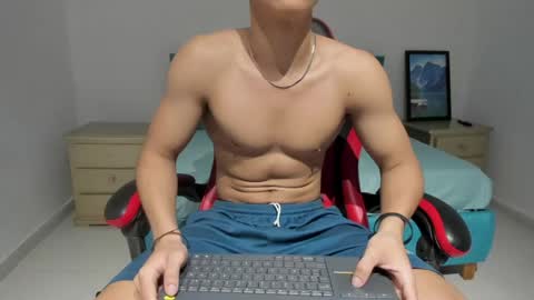 noah_flynn1 online show from April 21, 11:50 am