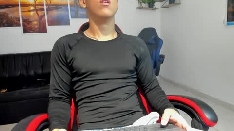 noah_flynn1 online show from February 18, 9:31 am