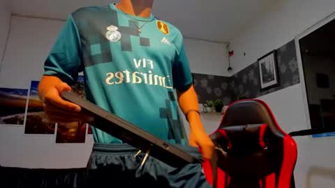 noah_flynn1 online show from November 22, 7:07 am