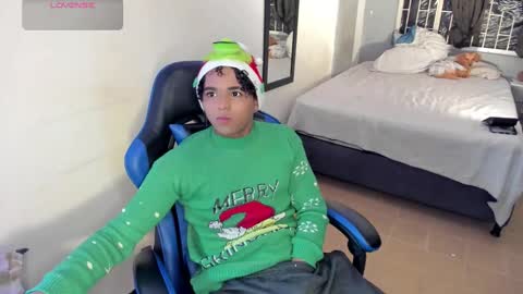 noah_smith04 online show from December 5, 11:02 pm