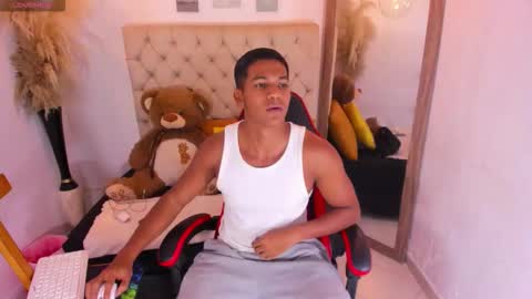 N O AH - S T H O  N E online show from January 19, 3:16 am