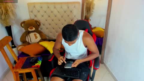 N O AH - S T H O  N E online show from January 14, 3:03 am